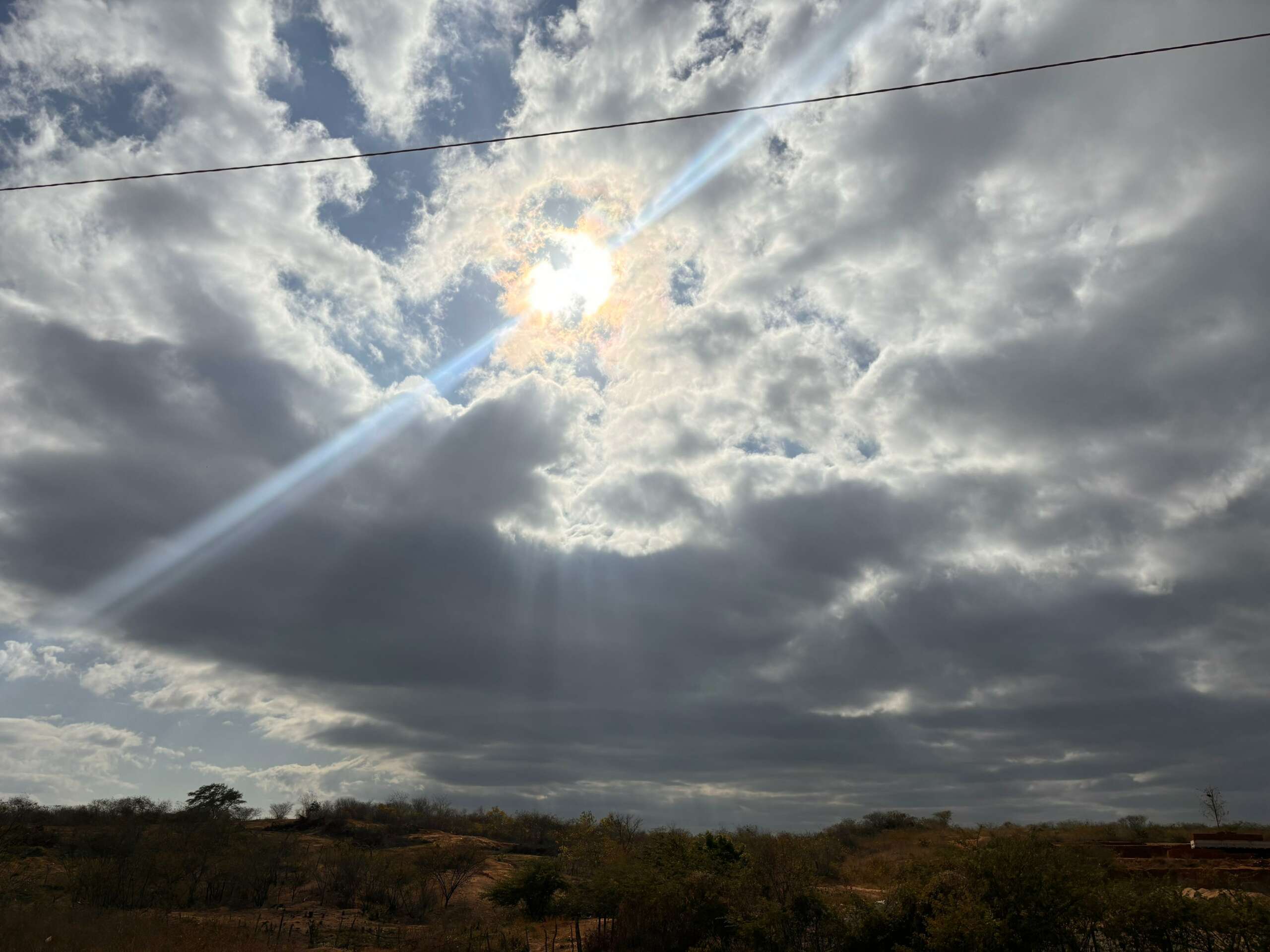 Em relação à umidade relativa mínima, estão previstos valores entre 25% e 35% para o período das tarde no centro-norte das macrorregiões da Jaguaribana, Sertão Central e Inhamuns, e no Litoral Norte (FOTO: Marciel Bezerra)